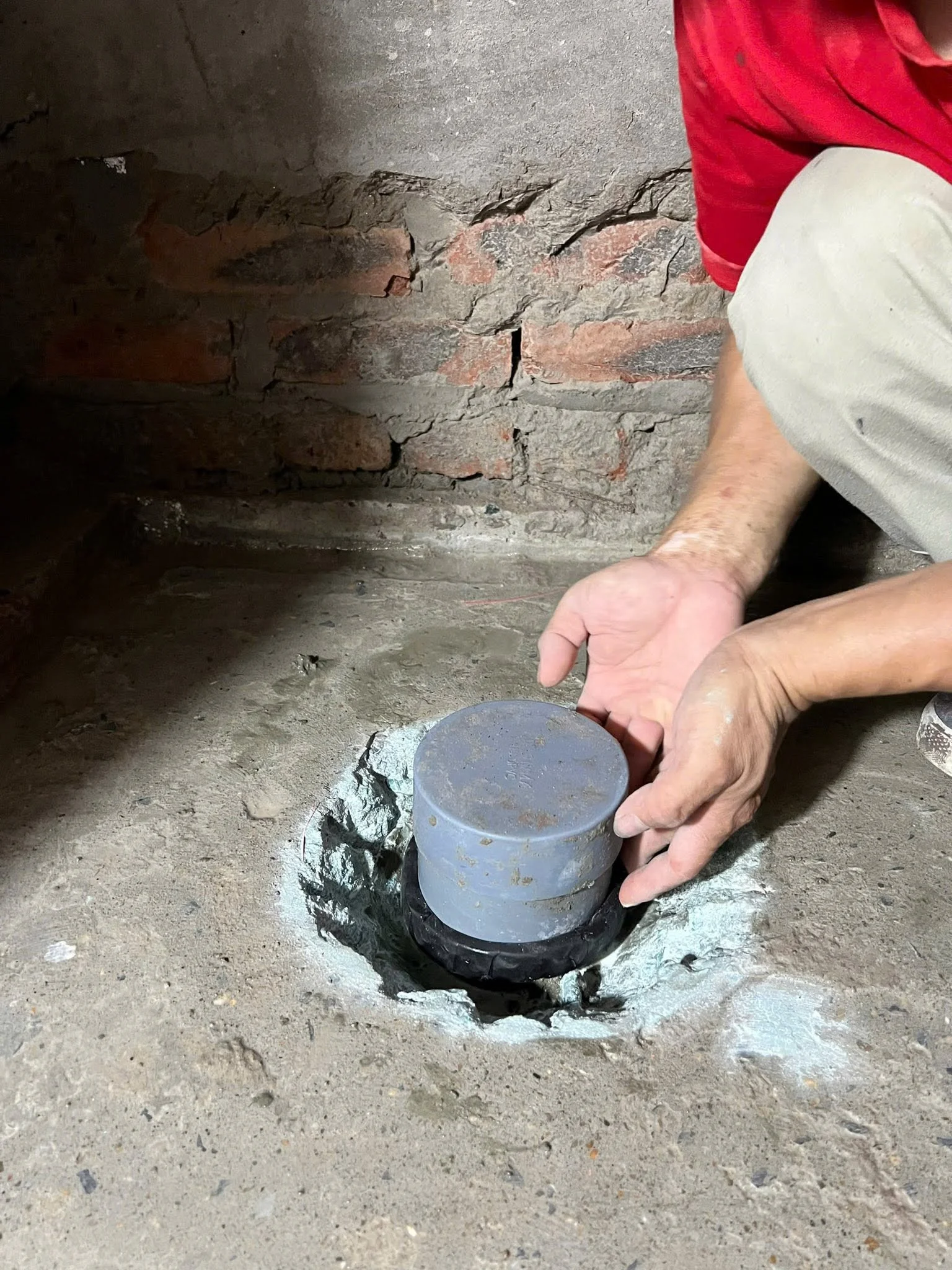 quấn thanh trương nở cho cổ ống khi chống thấm WC