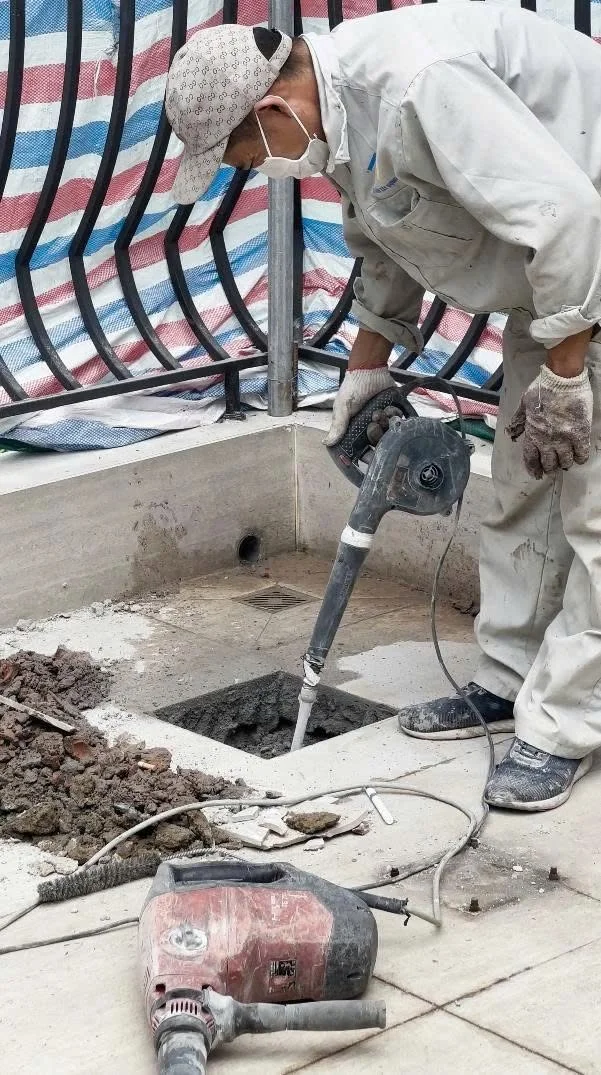 thổi sạch bụi lỗ khoan bằng máy thổi