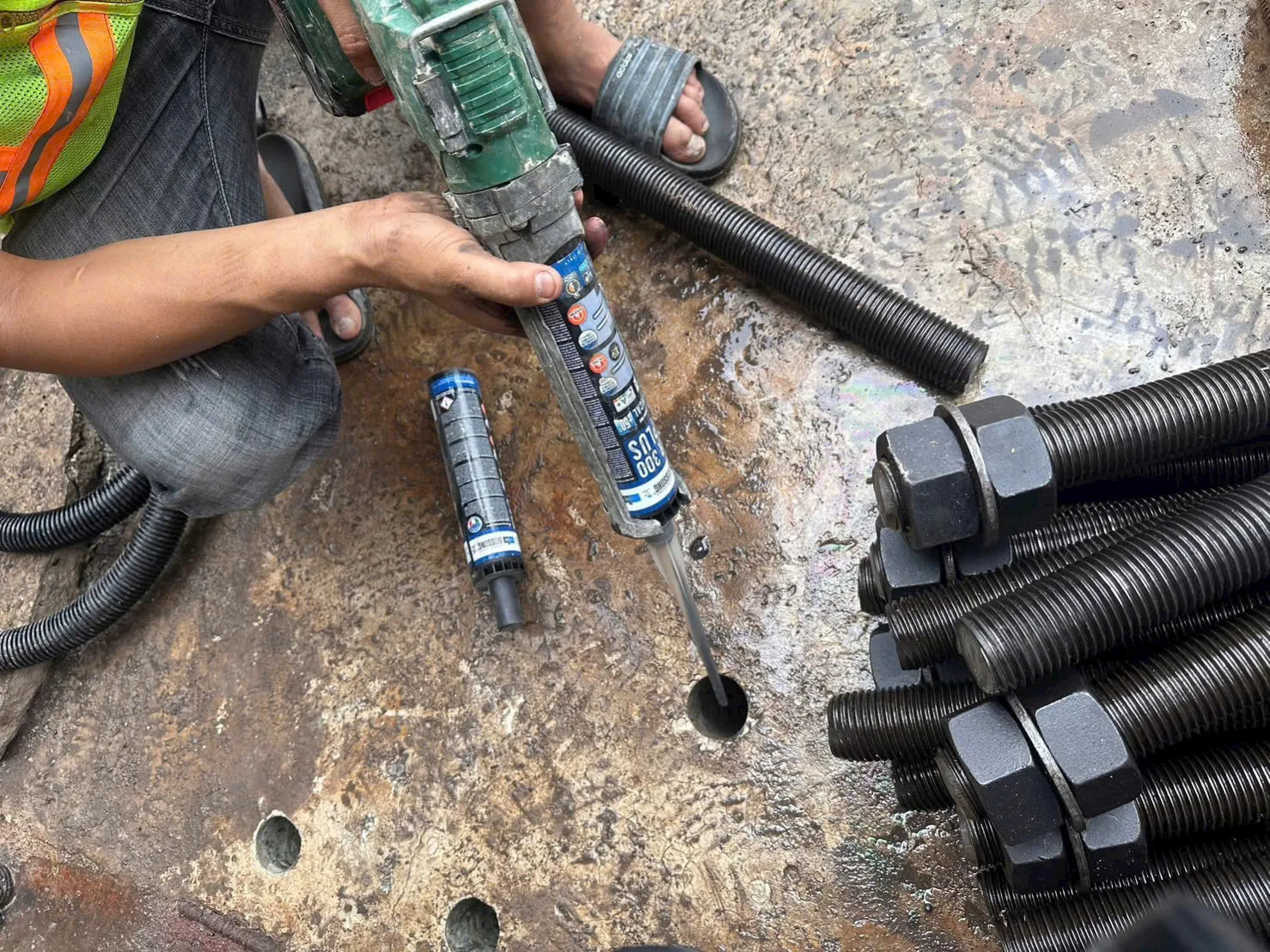 keo bossong dùng neo bu lông cẩu tháp.jpg