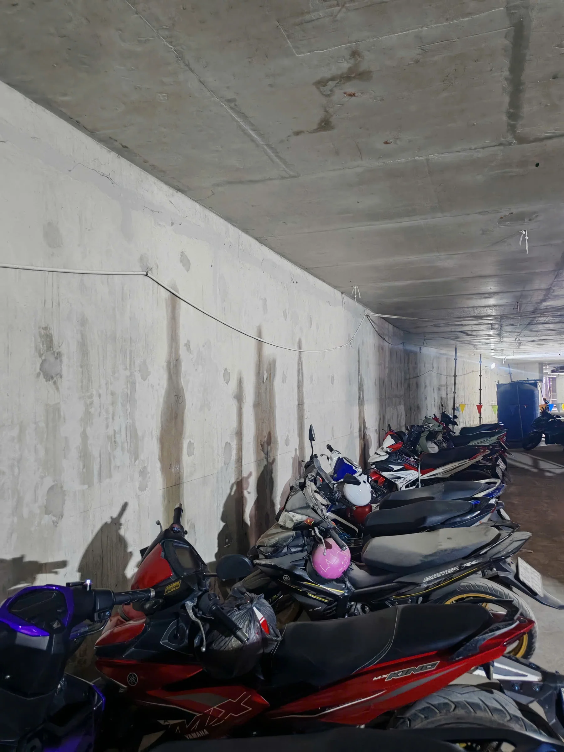 Tầng hầm chung cư bị thấm nước, xe máy để trong khu vực ẩm ướt