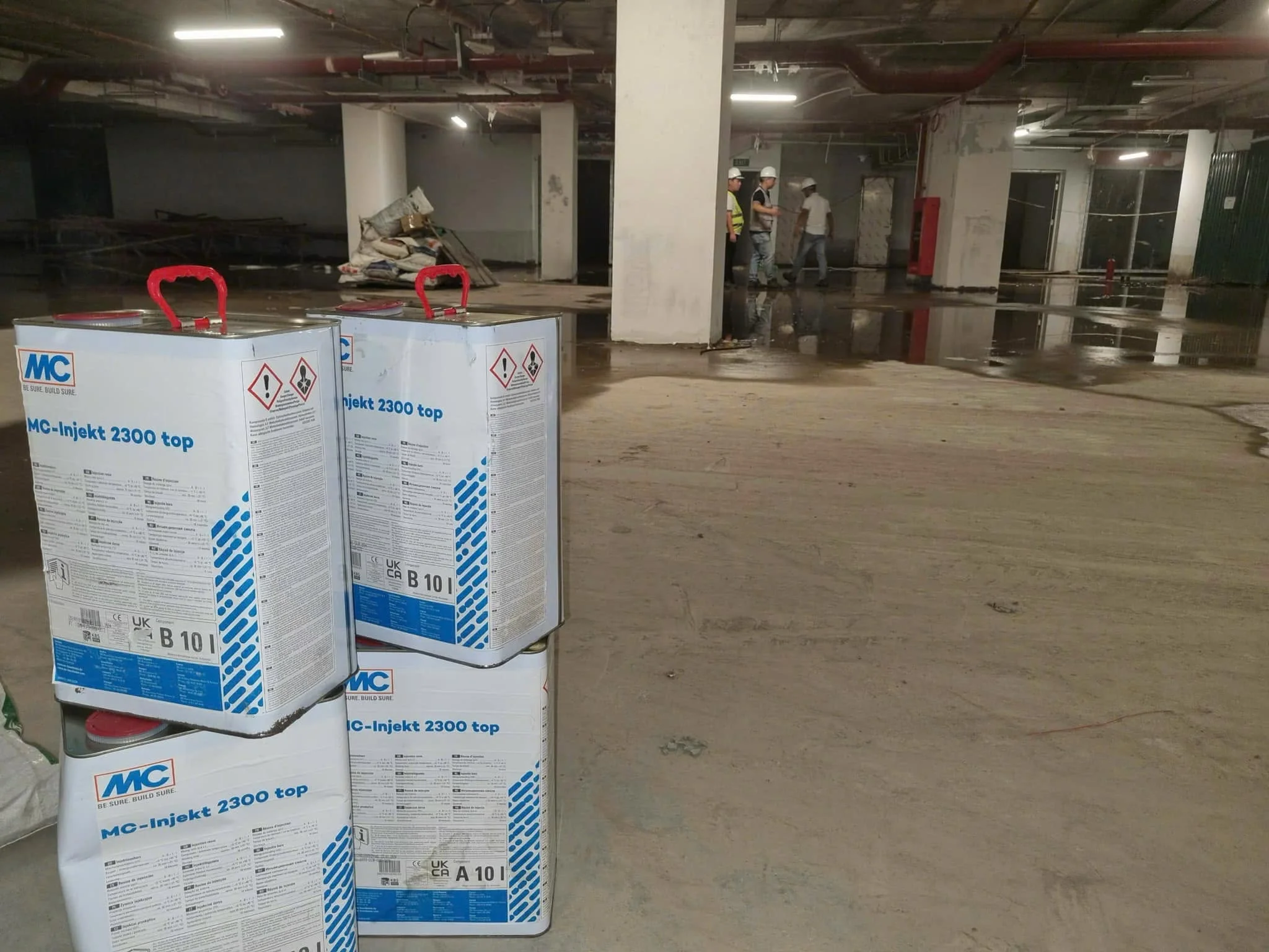 Thùng sản phẩm MC-Injekt 2300 top tại tầng hầm, giải pháp chống thấm và sửa chữa rò rỉ.