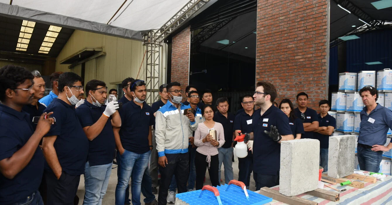 Buổi đào tạo giải pháp sửa chữa kết cấu bê tông MC BIFI với người tham dự và trình bày viên