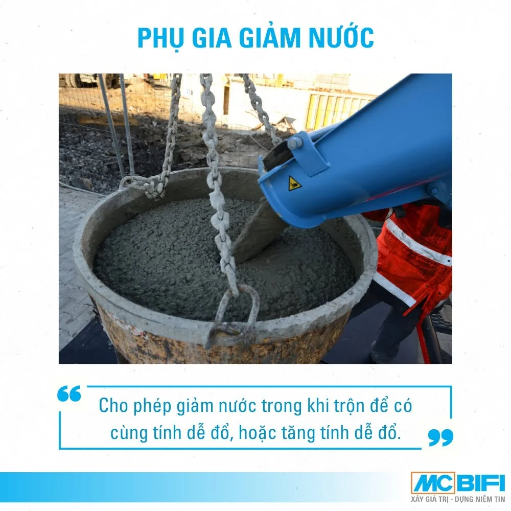 Xe trộn bê tông đổ phụ gia giảm nước vào thùng, tăng tính dễ đổ cho bê tông.