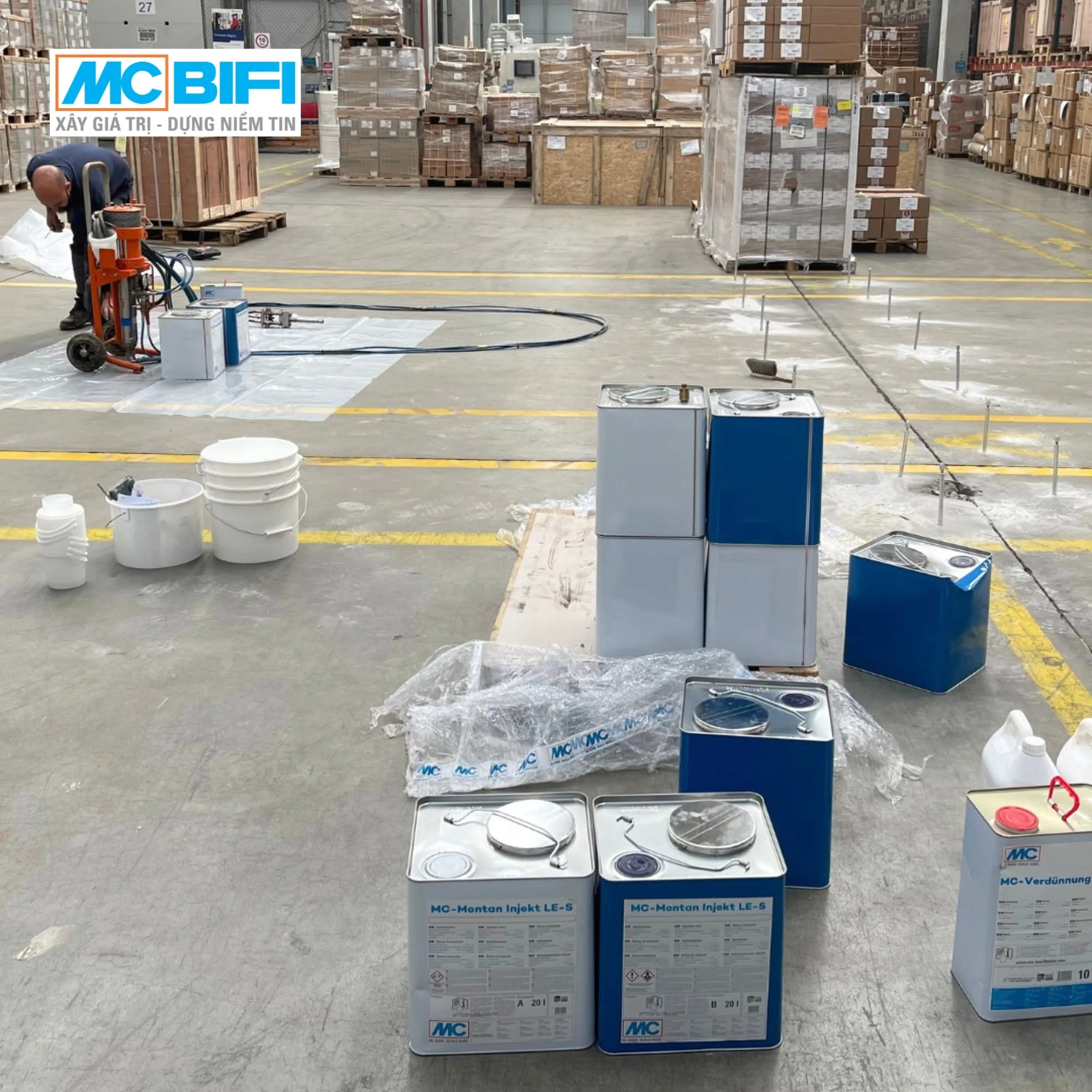 Thi công giải pháp gia cố kết cấu MC Bifi bằng thiết bị chuyên dụng trong nhà kho