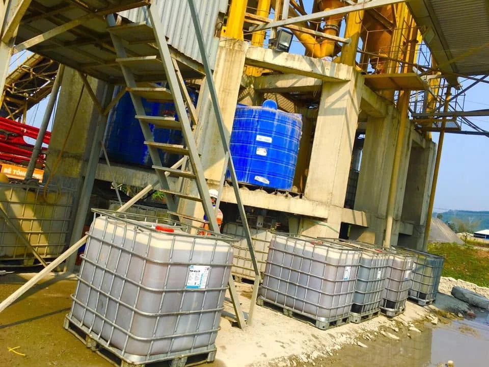 Bể chứa phụ gia bê tông MC BIFI tại công trường xây dựng