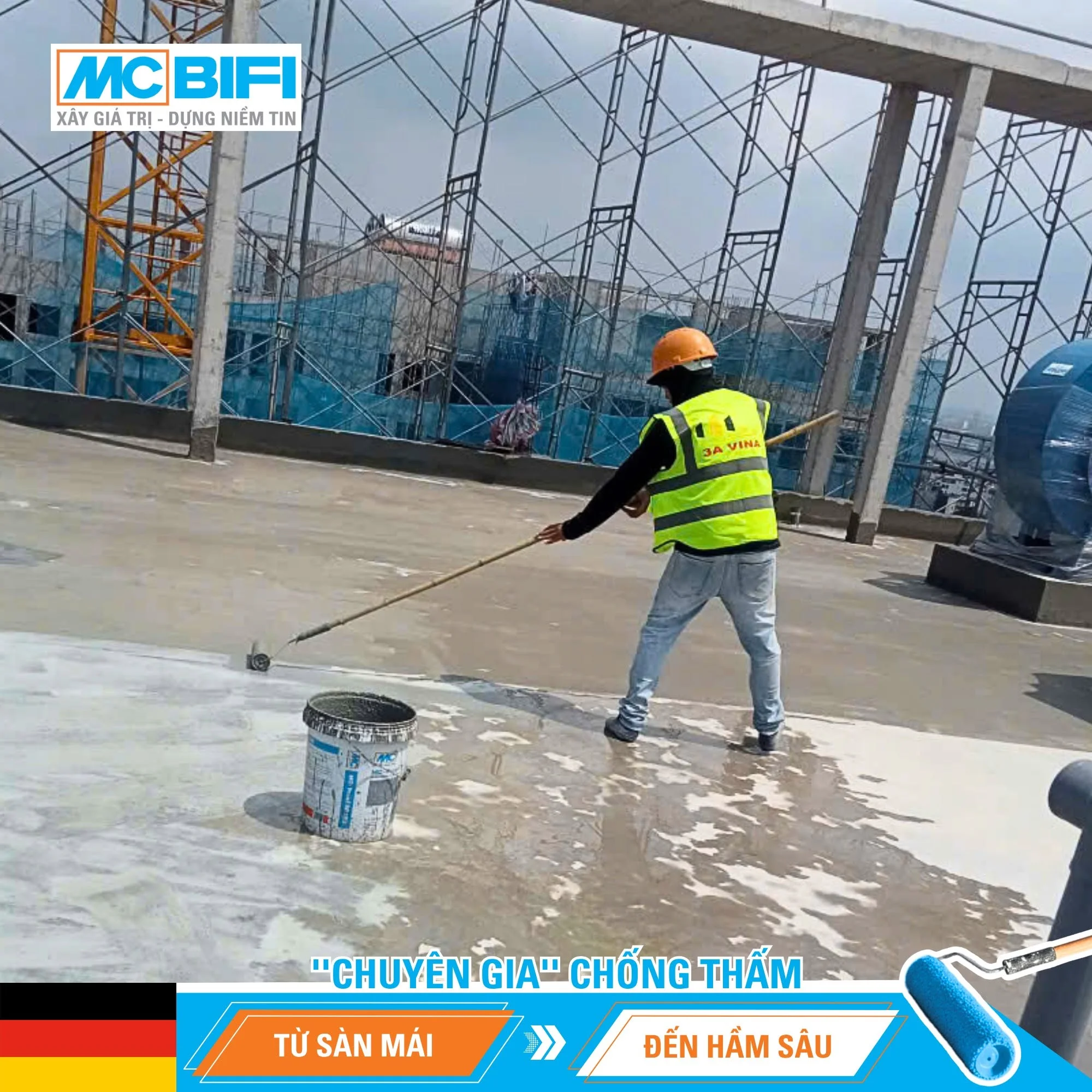 Công nhân thi công chống thấm mái nhà với con lăn, thương hiệu MC BIFI