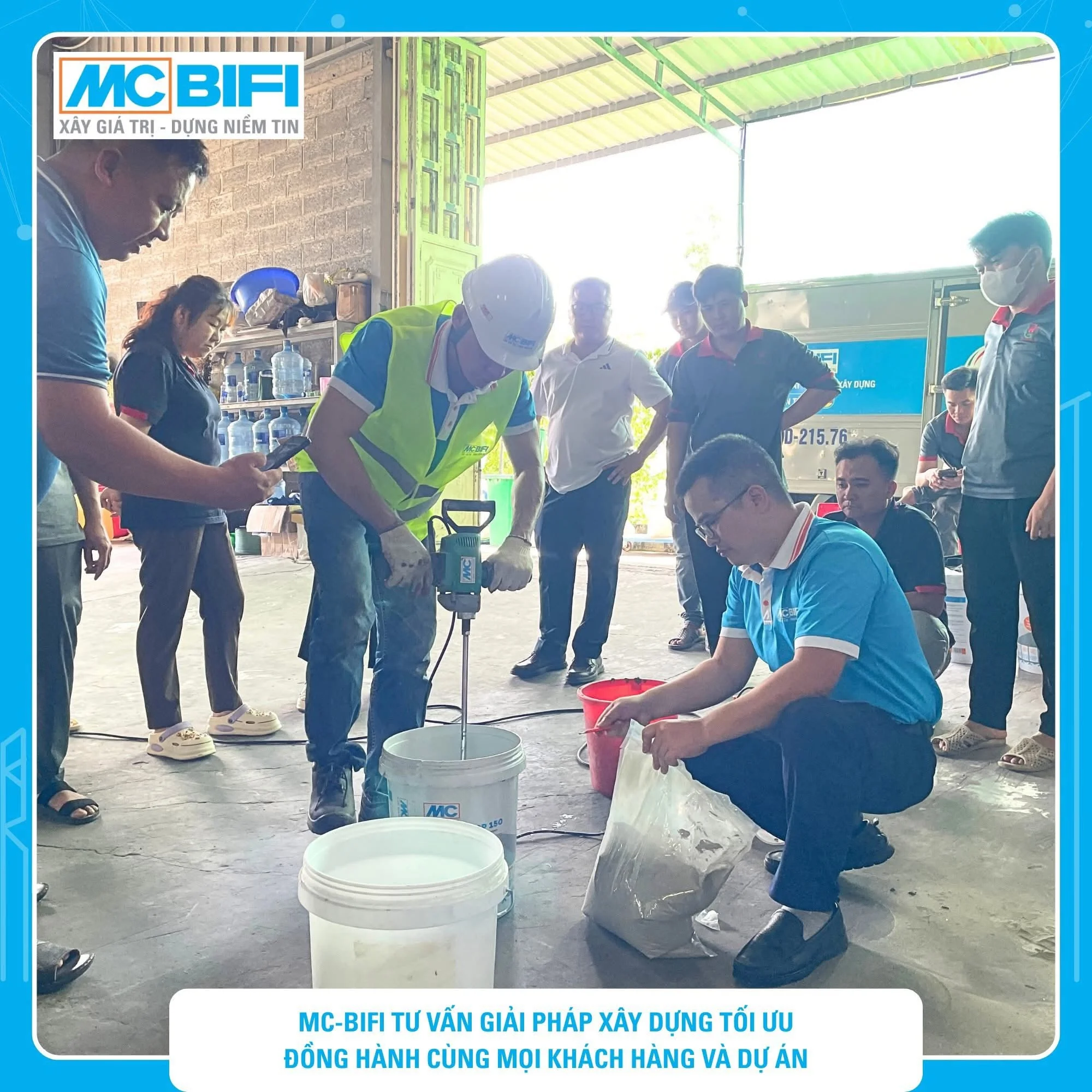 Đội ngũ MC-BIFI thi công, trộn vật liệu xây dựng.