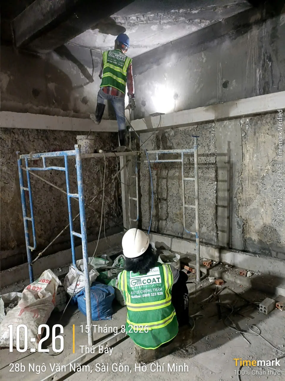 Thợ thi công chống thấm tầng hầm chuyên nghiệp, sử dụng máy khoan và vật liệu chống thấm
