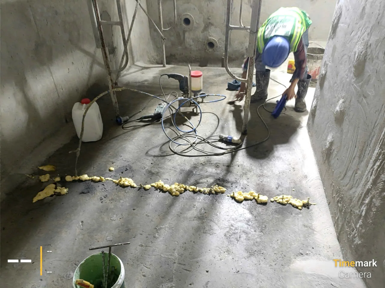 Thợ thi công chống thấm, chặn nước rò rỉ tầng hầm bằng hóa chất dạng bọt
