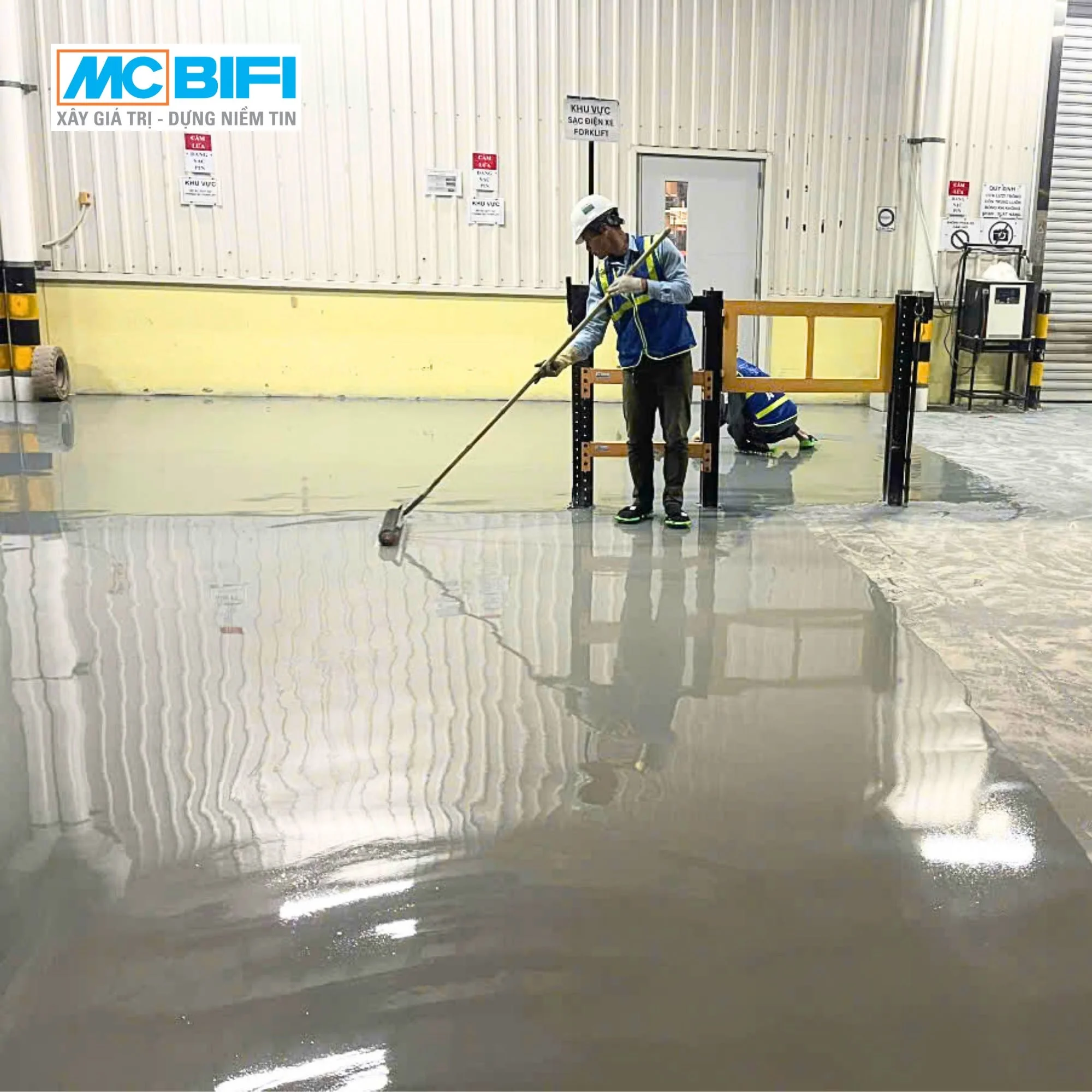 Thợ thi công sơn epoxy tự san phẳng cho sàn nhà xưởng