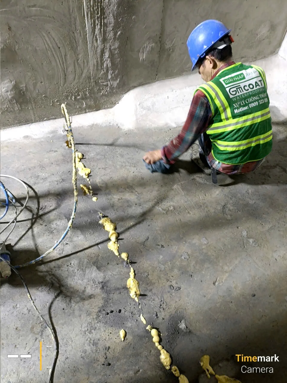 Thợ thi công dùng keo PU Foam xử lý chống thấm, chặn nước rò rỉ trên nền bê tông