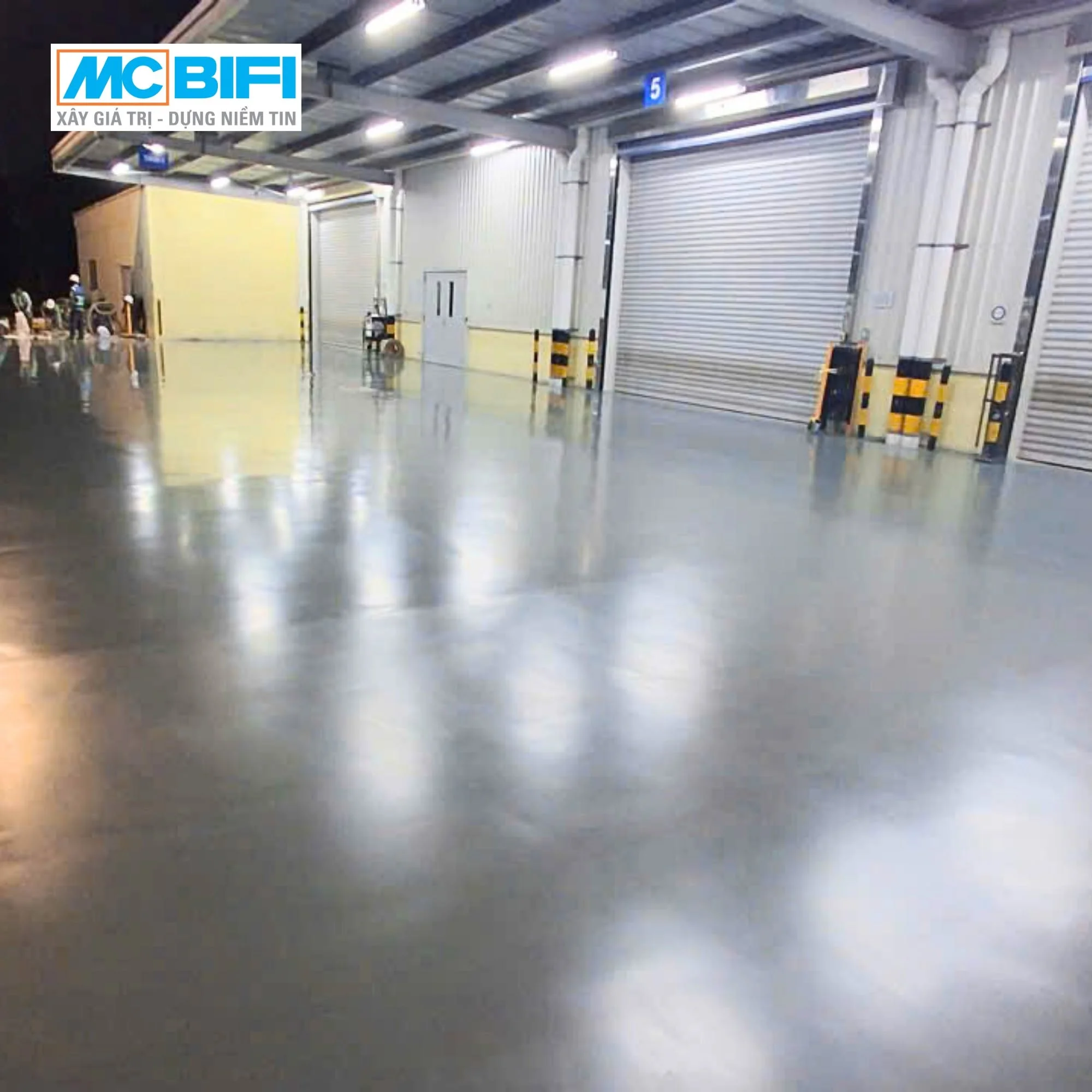Sàn epoxy công nghiệp MC BIFI bóng loáng, hiện đại cho nhà xưởng, kho bãi.