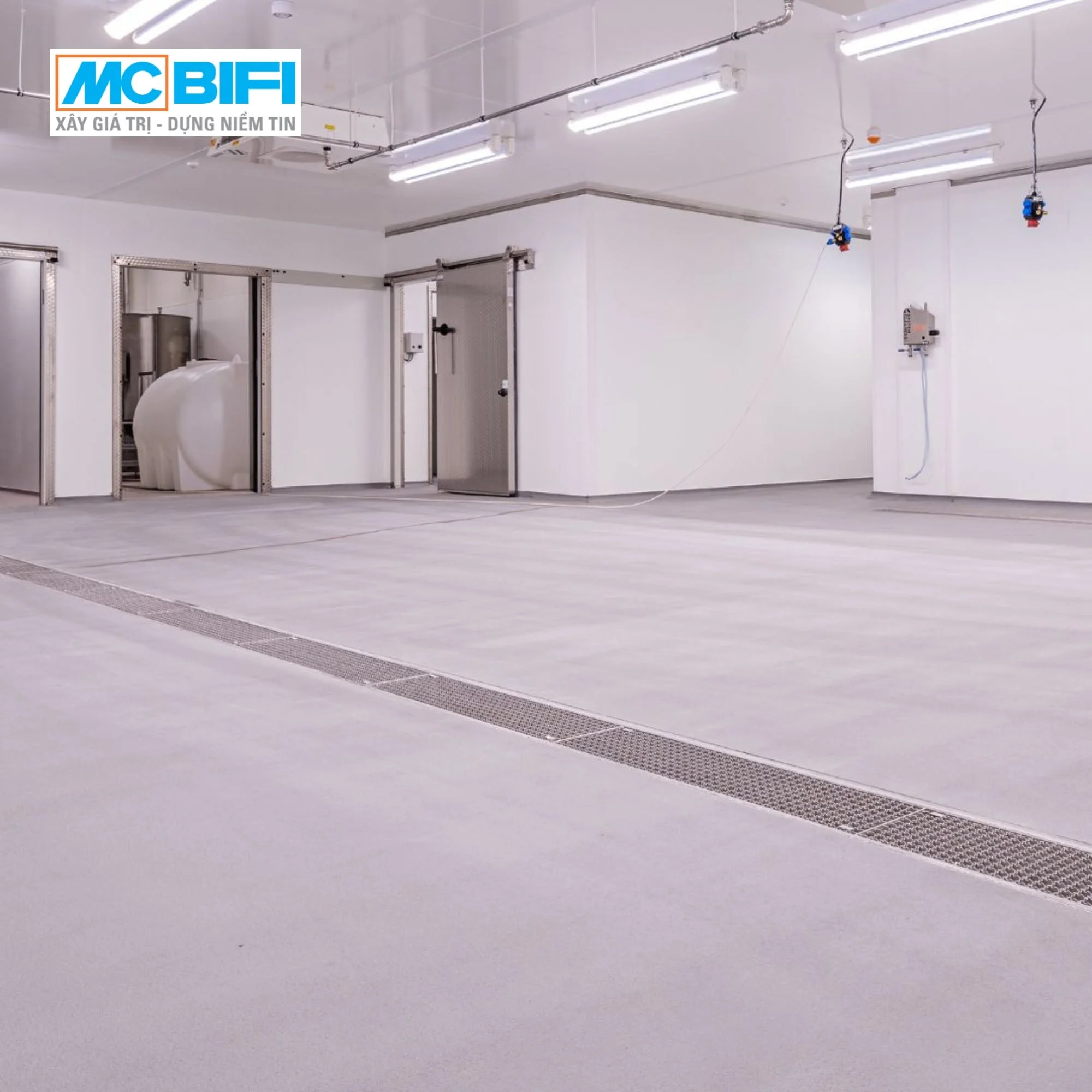 Kho lạnh với sàn PU tự san MC DUR 230, hệ thống thoát nước, đèn chiếu sáng và cửa trượt.
