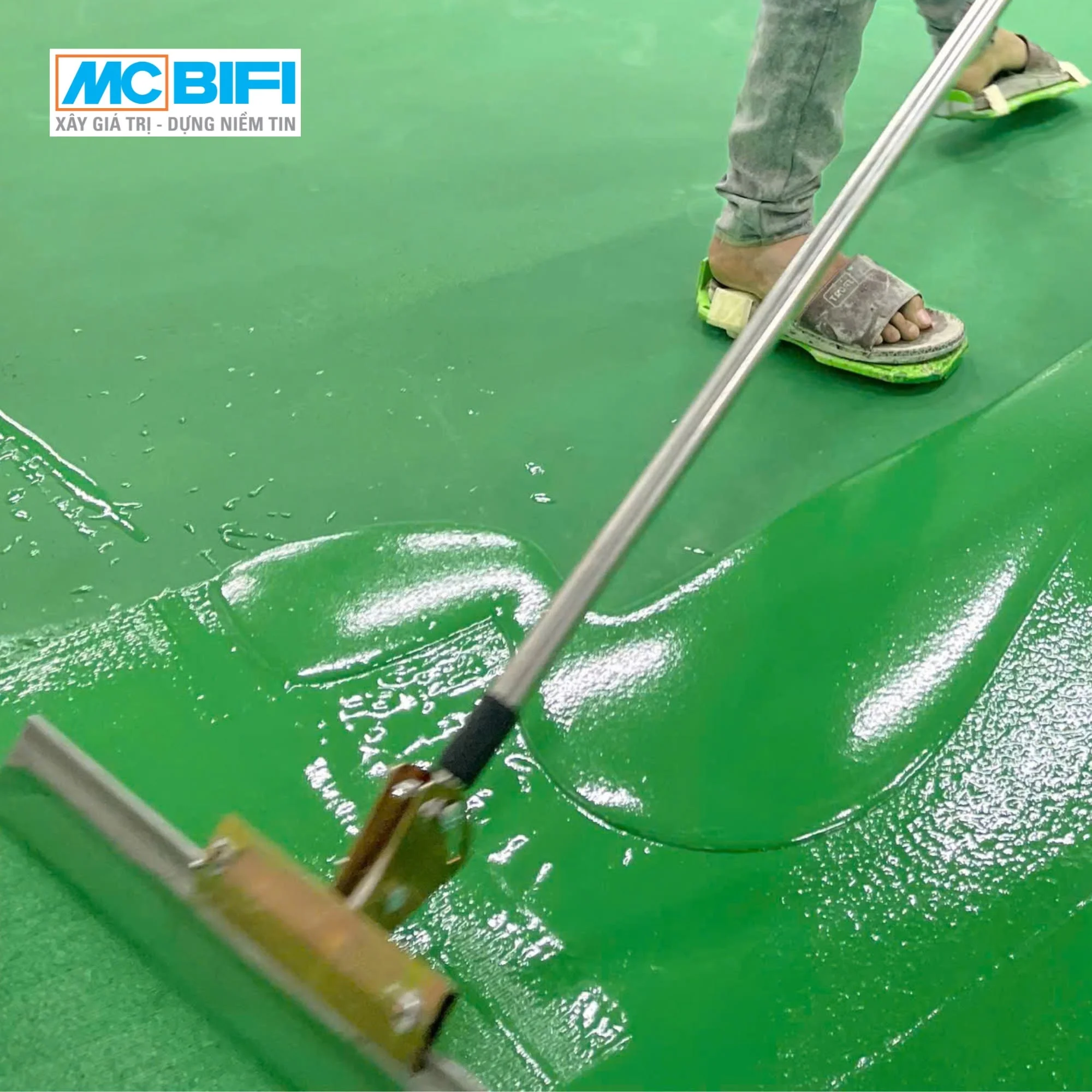 Thi công sơn epoxy MC BIFI màu xanh lá cây cho sàn nhà xưởng