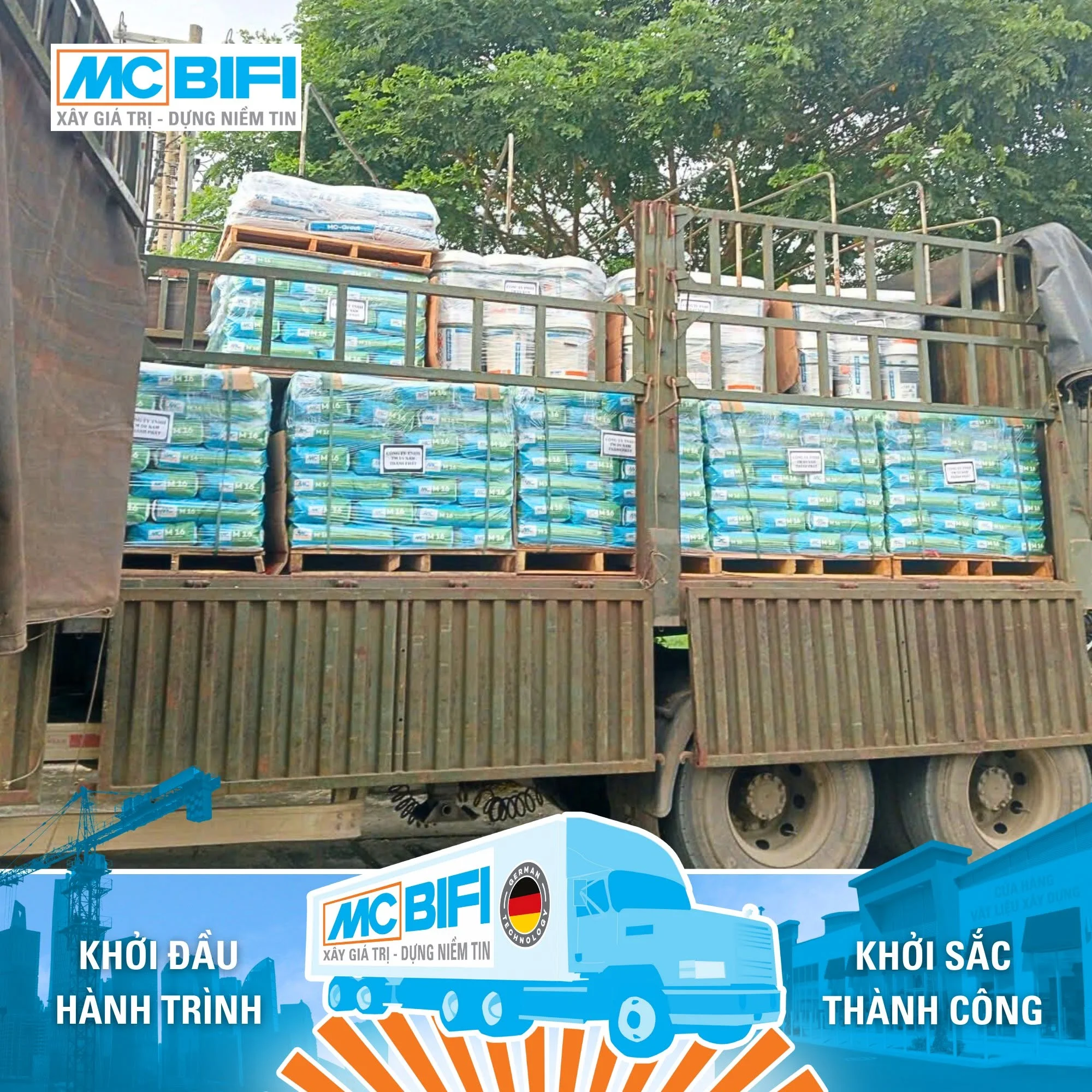 Xe tải chở vật liệu xây dựng MC BIFI, slogan "Xây giá trị - Dựng niềm tin".