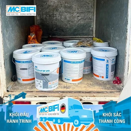 Thùng sơn chống thấm MC-Proof SP 190 của MCBIFI xếp trong xe tải.