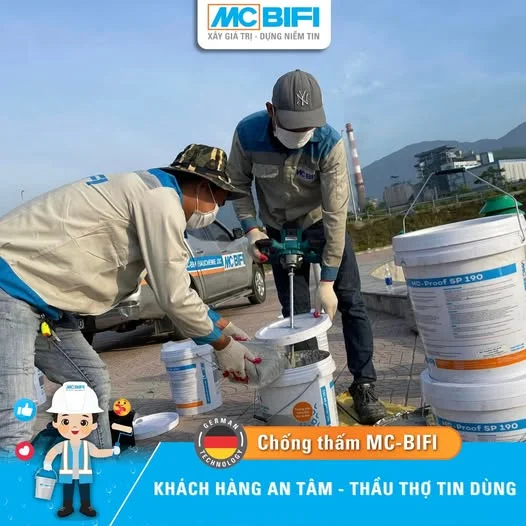 Hai công nhân pha trộn sản phẩm chống thấm MC-BIFI SP 190, với logo và thông điệp "Khách hàng an tâm - Thầu thợ tin dùng"