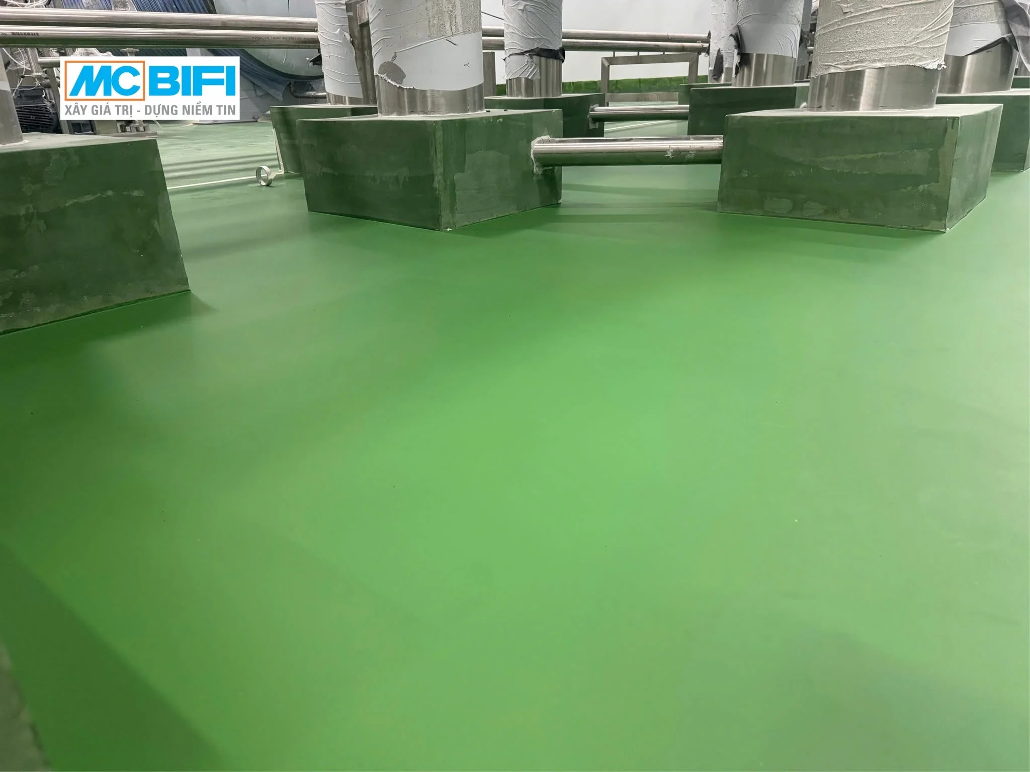 Sàn epoxy tự san phẳng MC Floor màu xanh lá cây trong nhà xưởng công nghiệp