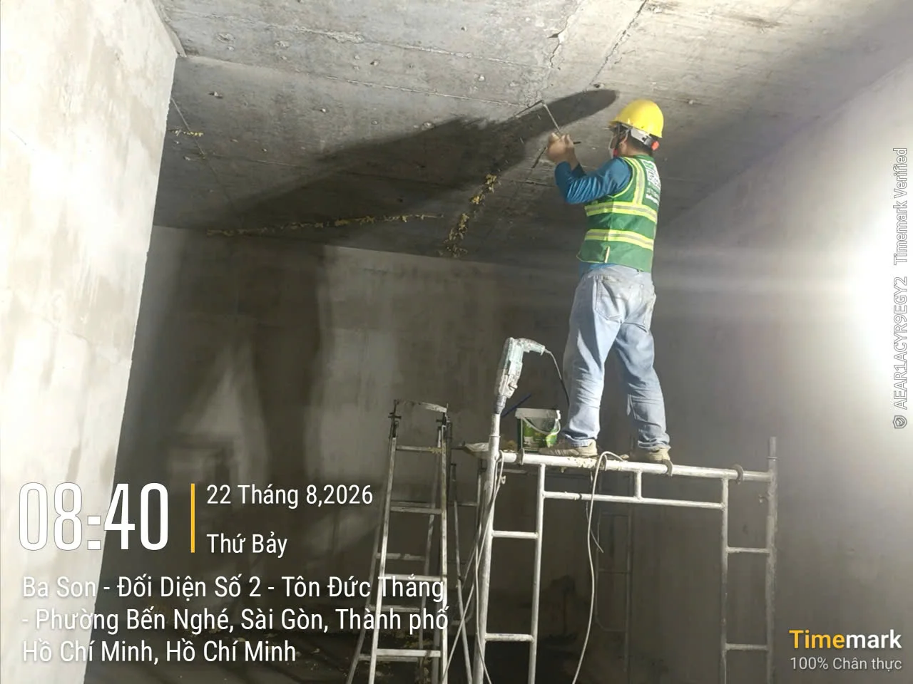 Thợ xây dựng thi công chống thấm trần tầng hầm tại TP. Hồ Chí Minh