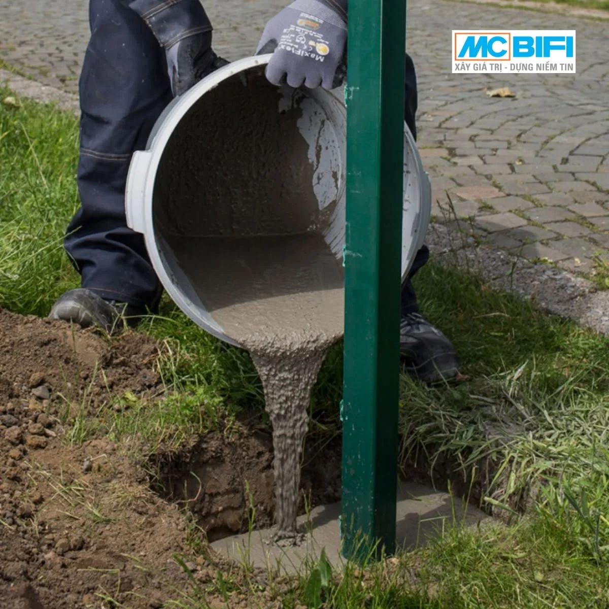 Thợ đổ vữa rót MC Grout cho cột trụ công trình, đảm bảo sự chắc chắn.