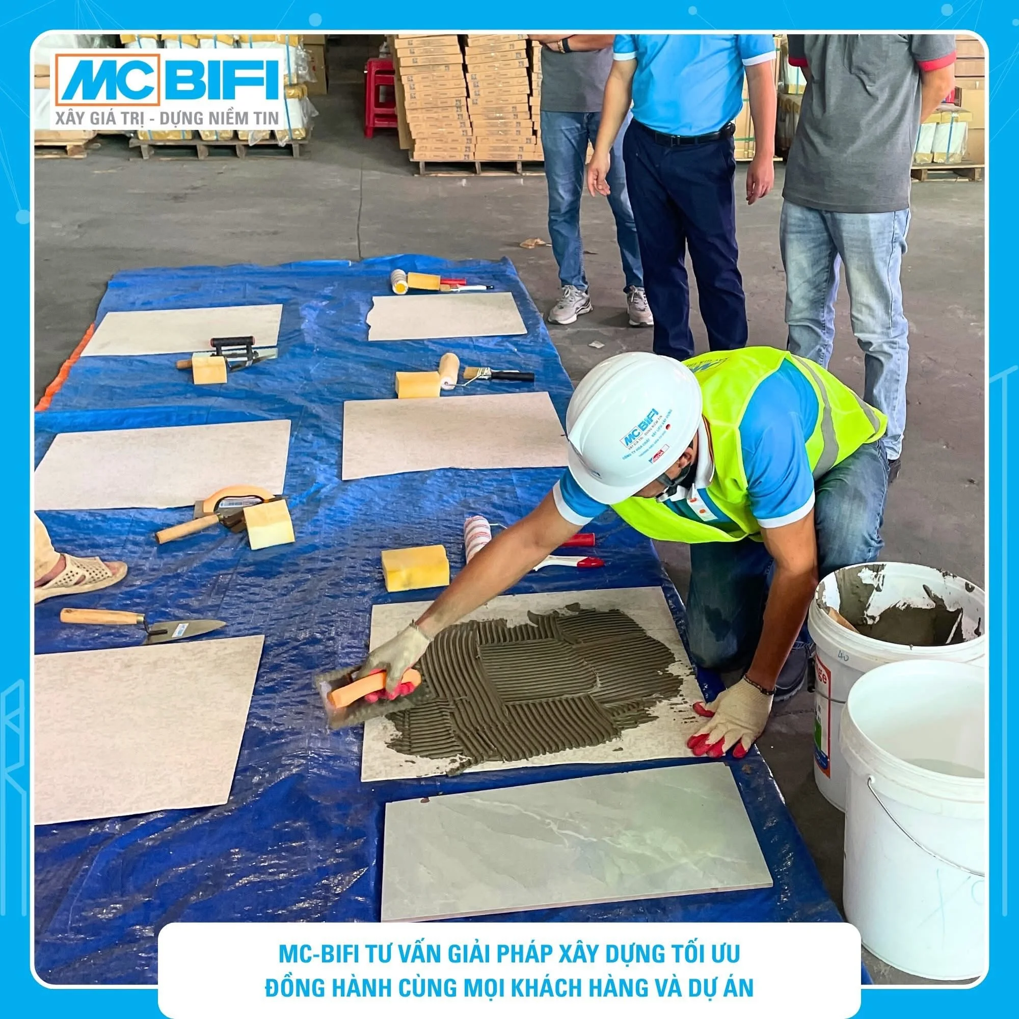 Thợ thi công lát gạch nền nhà xưởng bằng keo dán gạch MC-BIFI.