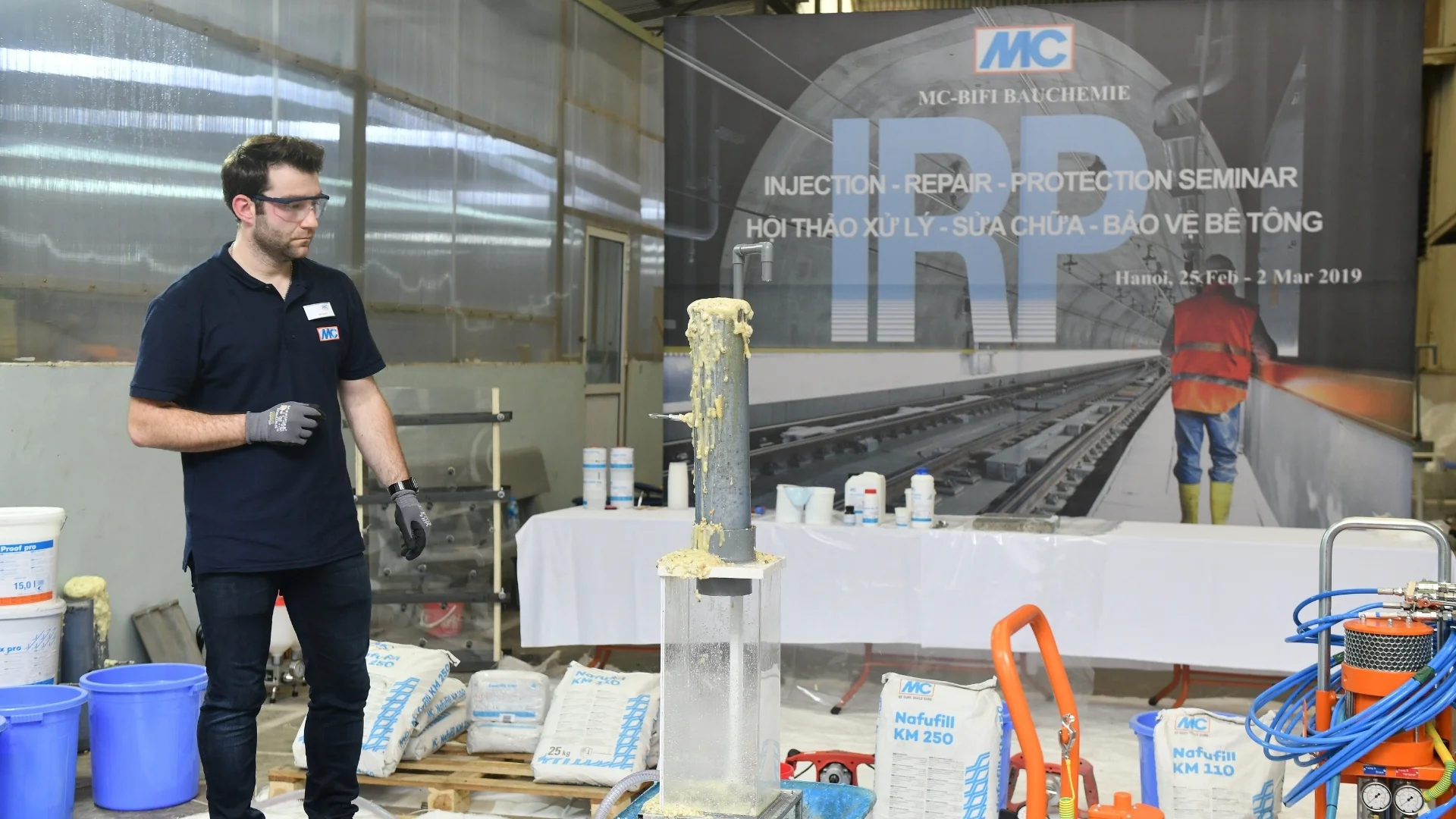 Người đàn ông trình bày tại hội thảo MC-BIFI Bauchemie về xử lý, sửa chữa, bảo vệ bê tông