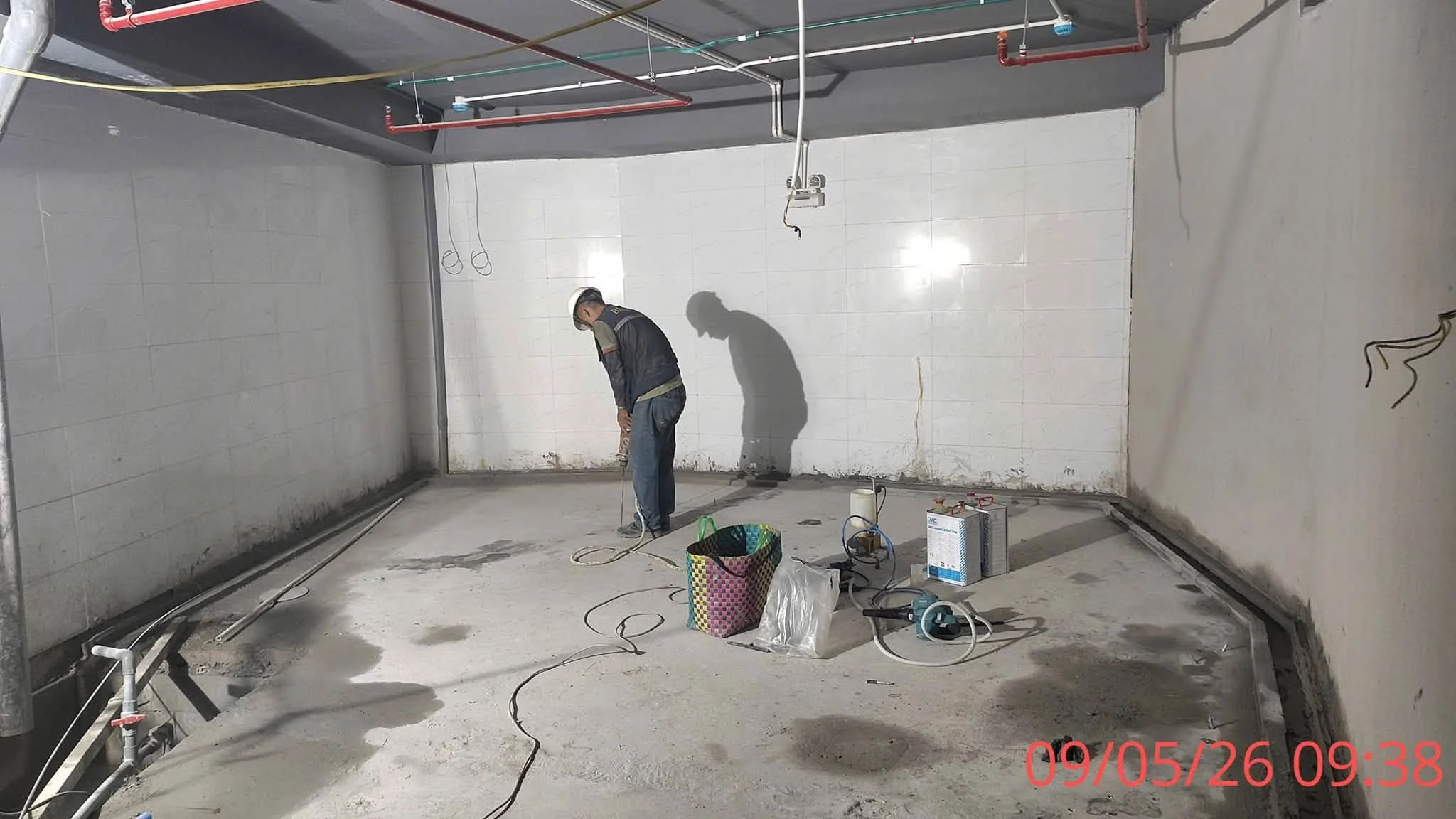Thợ thi công chống thấm tầng hầm bằng máy bơm áp lực