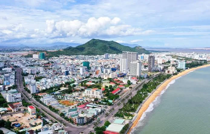 Toàn cảnh thành phố biển Quy Nhơn với bãi biển, tòa nhà cao tầng và núi
