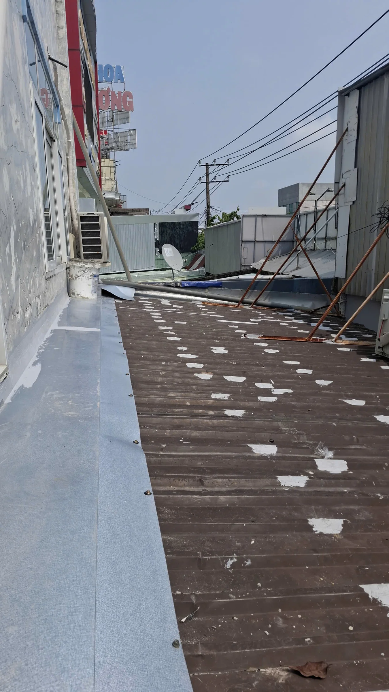 Mái tôn cũ và mới được chống dột, lắp đặt tại Hồ Chí Minh