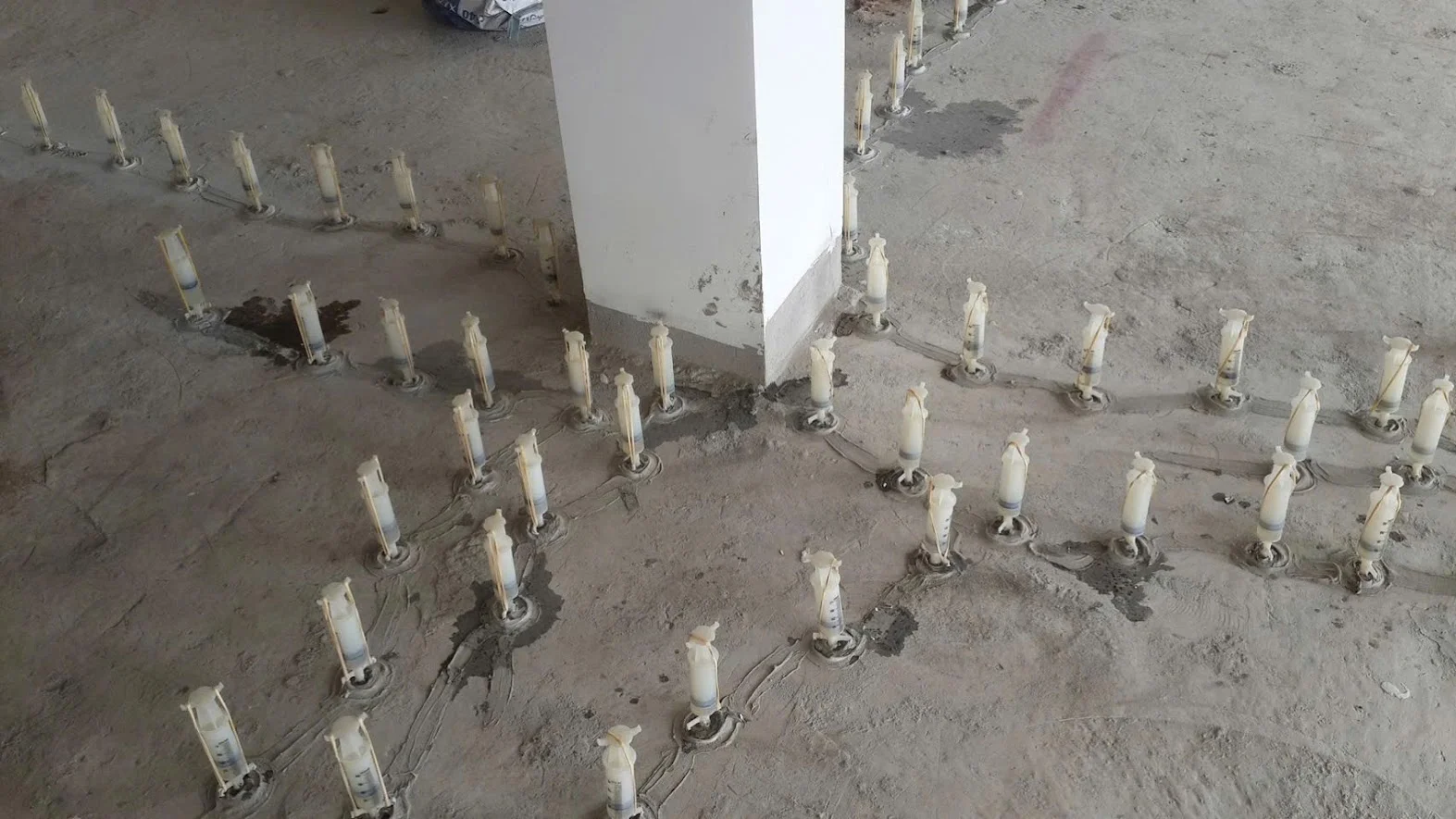 Ống tiêm bơm keo xử lý vết nứt sàn bê tông tầng hầm