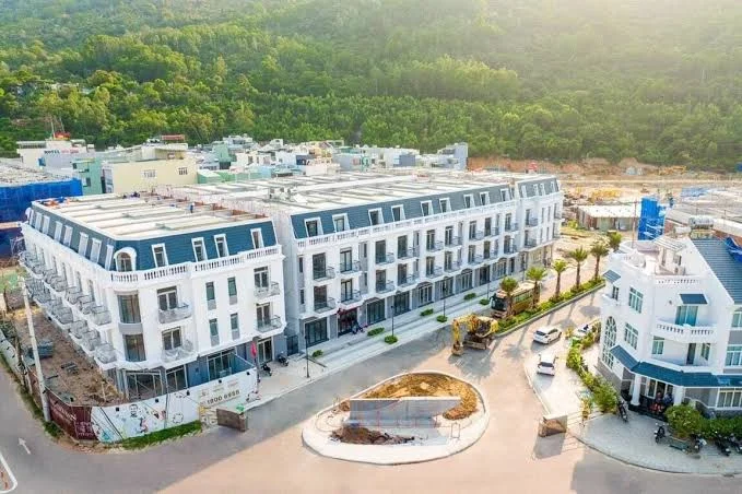 Khu đô thị mới ven biển Quy Nhơn với kiến trúc hiện đại, đồi núi xanh và bầu trời trong vắt.